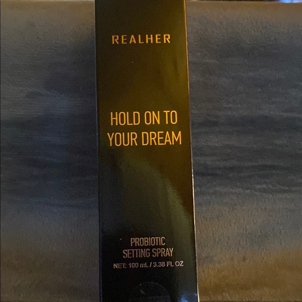 REALHER Hold On To Your Dream Setting Spray - Black and Gold
